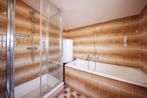 Badewanne, Haartrockner, Handtücher