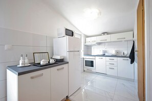 Frigorifero, microonde, forno, piano cottura