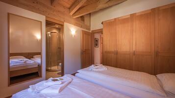 3 bedrooms, iron/ironing board, cots/infant beds, free WiFi