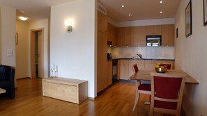 Jääkaappi, mikroaaltouuni, liesi, astianpesukone