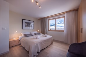 3 bedrooms, iron/ironing board, cots/infant beds, free WiFi