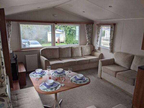 Alpehytte | Oppholdsrom | Peis