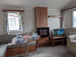 Chalet | Living room - Caravan Nearby Hastings, Coghurst Hall Park (Hastings)