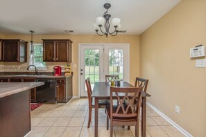 Dining - Family Friendly w/ Fenced Yard and EV Charger! (Fayetteville)