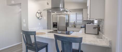 冷蔵庫、電子レンジ、オーブン、コンロ