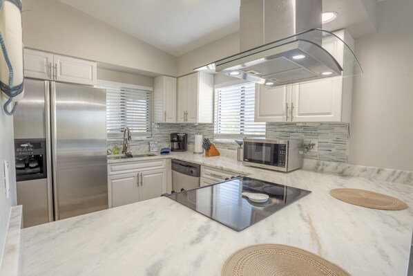 Jääkaappi, mikroaaltouuni, uuni, liesi