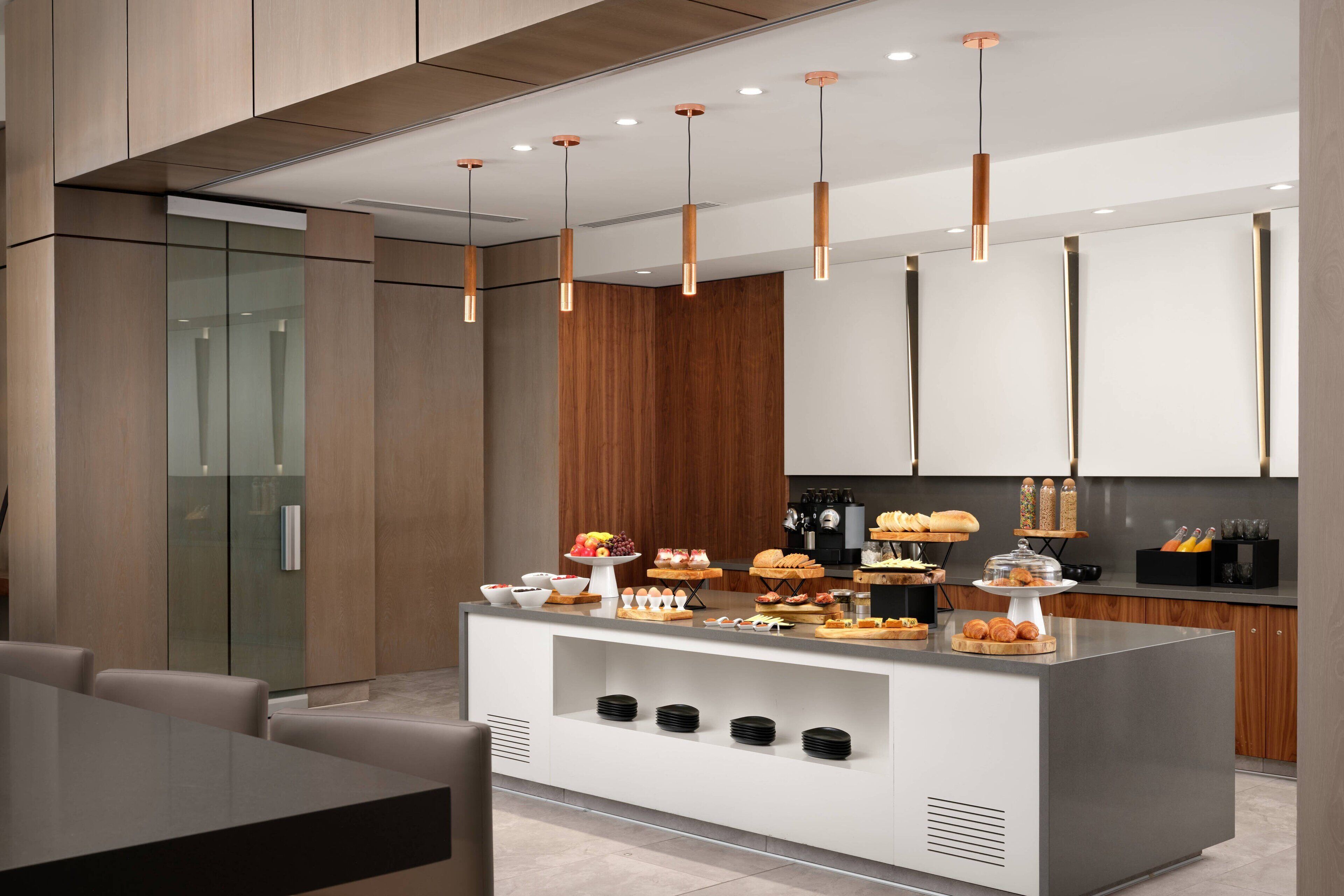 Sarapan prasmanan setiap hari (USD 20 per orang)