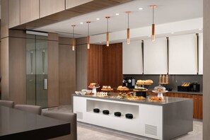 Päivittäinen buffetaamiainen (20 USD per henkilö)