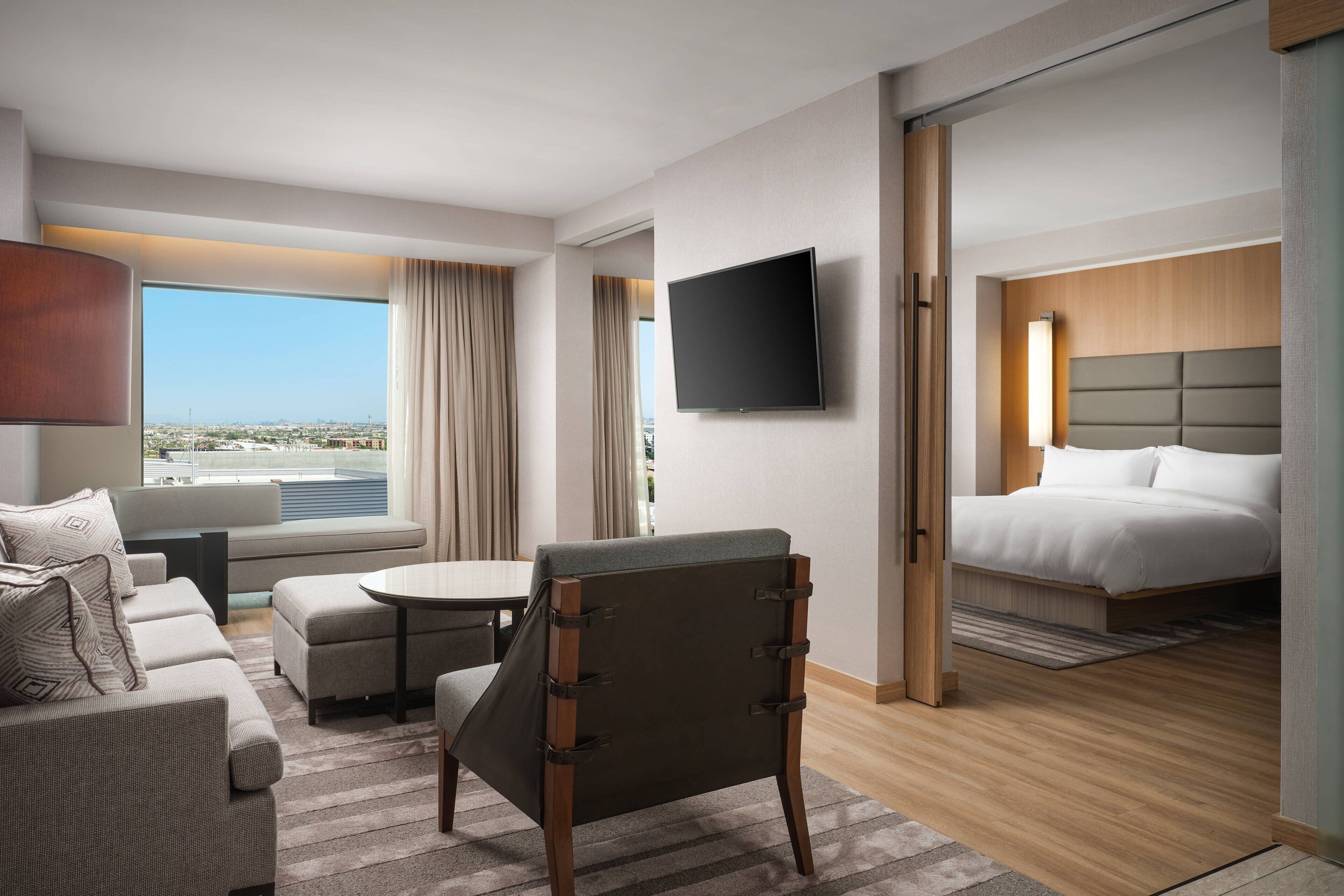 Seprai premium, bantalan ekstra lembut, brankas, dan meja kerja