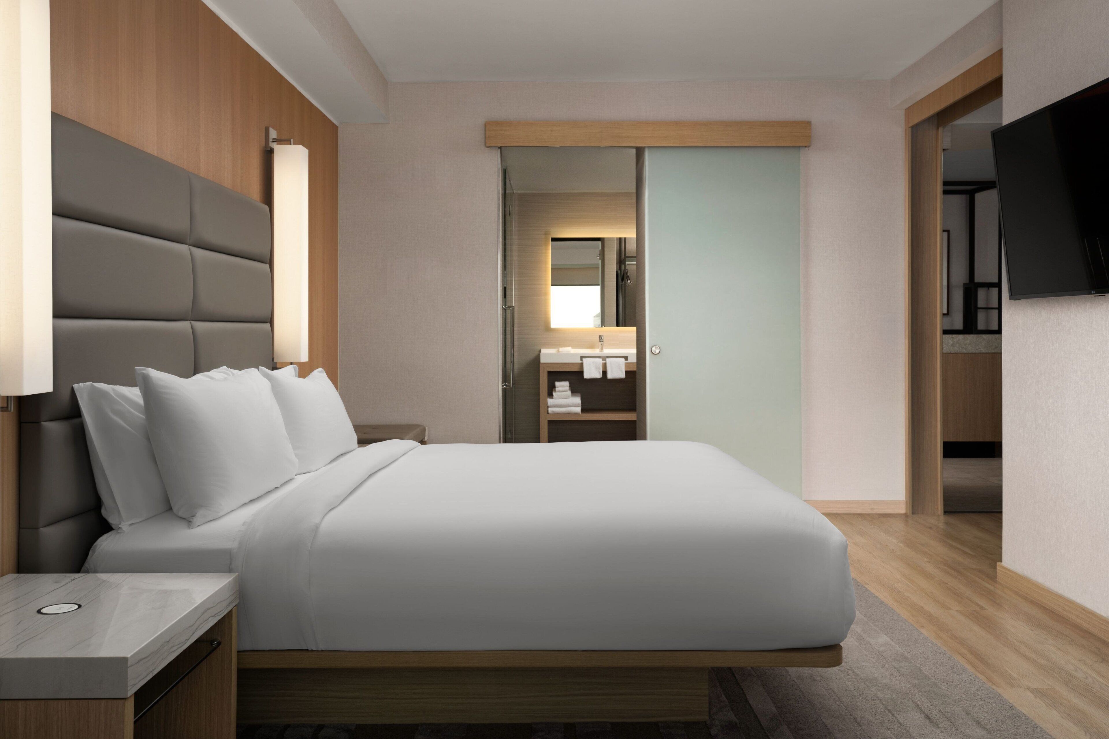 Habitación, 1 cama King size (Mobility/Hearing Access, Roll-in Shwr) | Ropa de cama de alta calidad y camas con pillow-top 