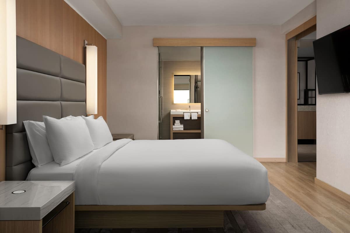 Huone, 1 suuri parisänky (Mobility/Hearing Access, Roll-in Shwr) | Ylelliset vuodevaatteet, pillowtop-patjalliset sängyt