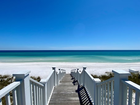 Beach nearby. Prime Seaside Location, Sleeps 10! Steps To Beach And Town + 2 Adult Bikes!