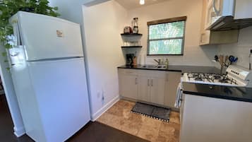 Een koelkast, een magnetron, een oven, een kookplaat