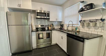 Home w/bikes steps away from Intracoastal & Downtown