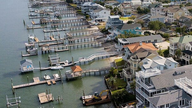 A coastal residential area with houses and docks along the waterfront. - Relaxing home, just a short walk to the beach and the Intracoastal Waterway (Wrightsville Beach)