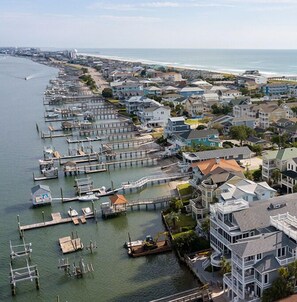 Un quartier résidentiel situé sur la côte, avec des maisons et des quais le long du littoral.