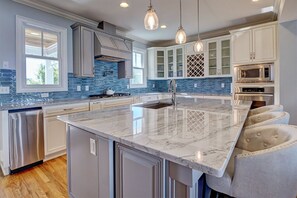 Fridge, microwave, oven, stovetop - Relaxing home, just a short walk to the beach and the Intracoastal Waterway (Wrightsville Beach)