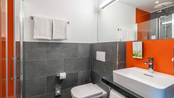 Een douche, milieuvriendelijke toiletartikelen, een haardroger
