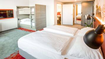 Quarto standard, várias camas | Roupas de cama antialérgicas, quartos à prova de som, Wi-Fi de cortesia