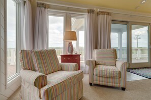 Smart TV, fireplace - Pet Friendly, Ocean Views, Pool & Hot Tub! (Kitty Hawk)