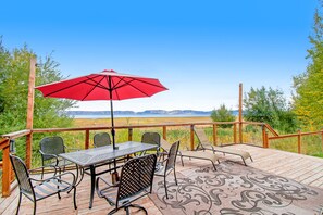 Outdoor dining - Single-level, lakefront getaway with mini-bar, furnished deck & mountain views (Fish Haven)