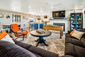 Una televisión, una chimenea, un reproductor de DVD, un futbolín