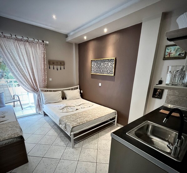 8 bedrooms, WiFi, bed sheets