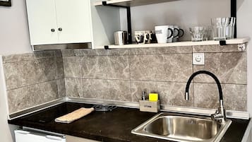 Kühlschrank, Herdplatte, Kochgeschirr/Geschirr/Besteck