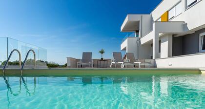 Private Deluxe Villa with Pool for 24