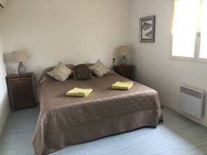 4 bedrooms, iron/ironing board, WiFi, bed sheets