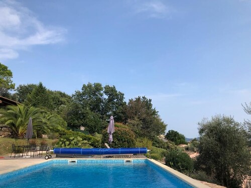 Provençal villa with pool and a lovely view of the hills