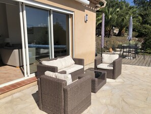 Terrace/patio - Provençal villa with pool and a lovely view of the hills (Bagnols-en-Forêt)