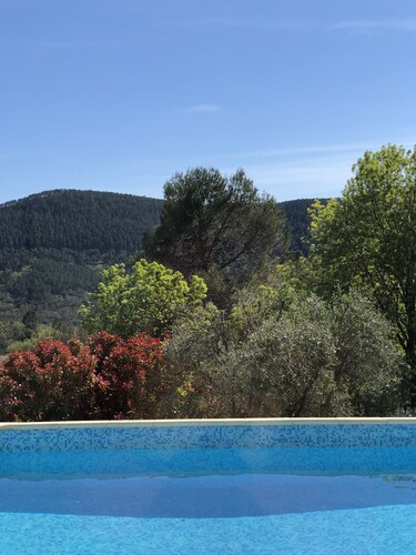 Provençal villa with pool and a lovely view of the hills