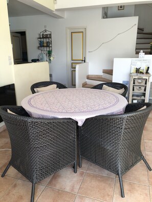 Dining - Provençal villa with pool and a lovely view of the hills (Bagnols-en-Forêt)