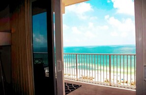Un balcon avec vue sur l’océan et la plage.
