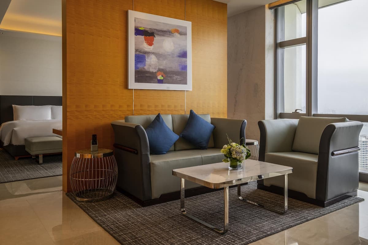 JUNIOR SUITE, Club Millesime Access,1 King Bed, Ocean View | Edredones de plumas, minibar, caja fuerte y escritorio