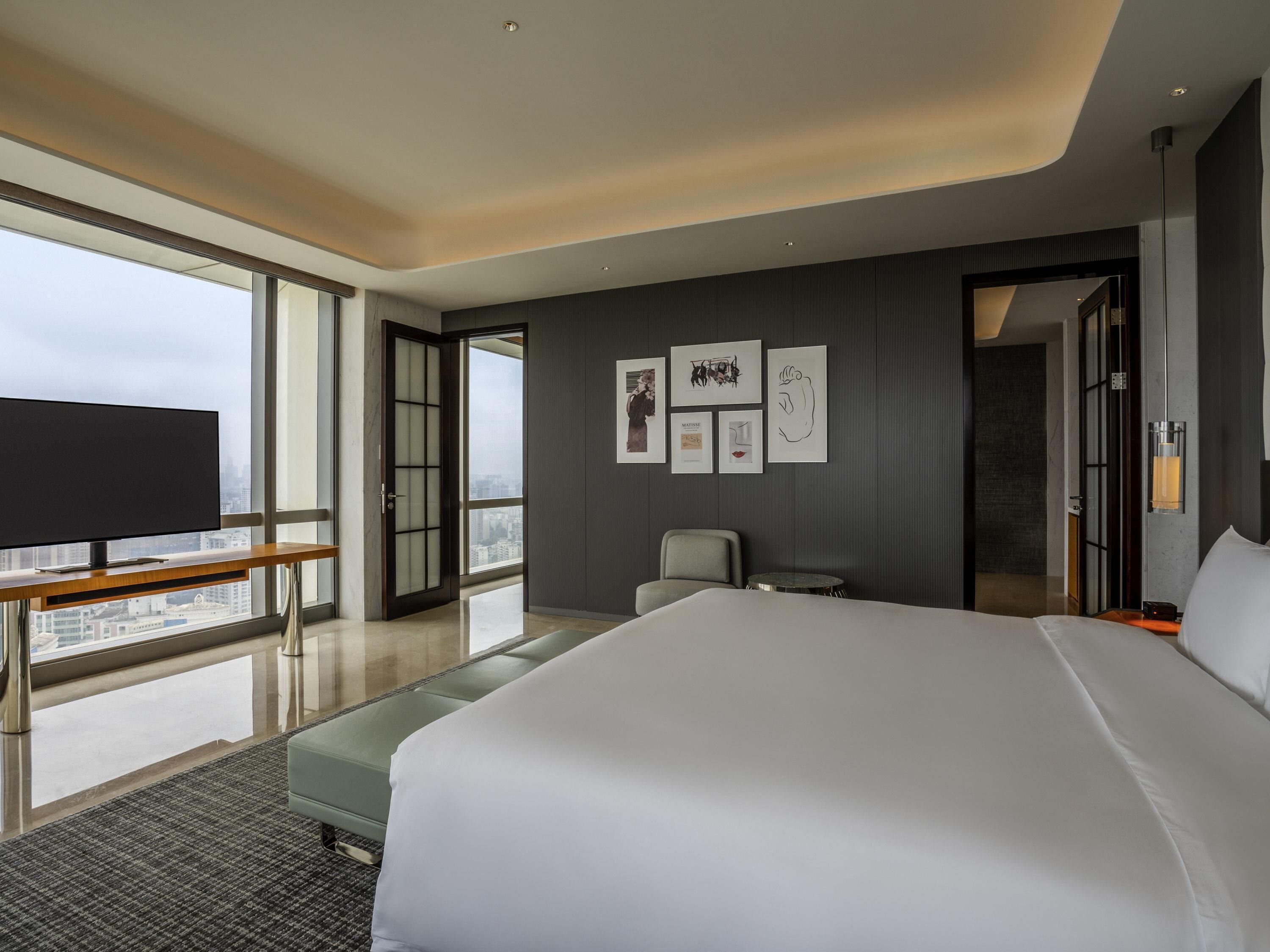 PRESTIGE SUITE, Club Millesime Access,1 King Bed, Ocean View | 羽絨被、迷你吧、房內夾萬、書桌