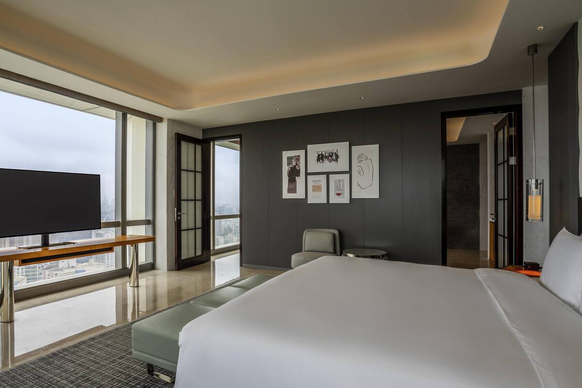PRESTIGE SUITE, Club Millesime Access,1 King Bed, Ocean View | 羽絨被、迷你吧、房內夾萬、書桌