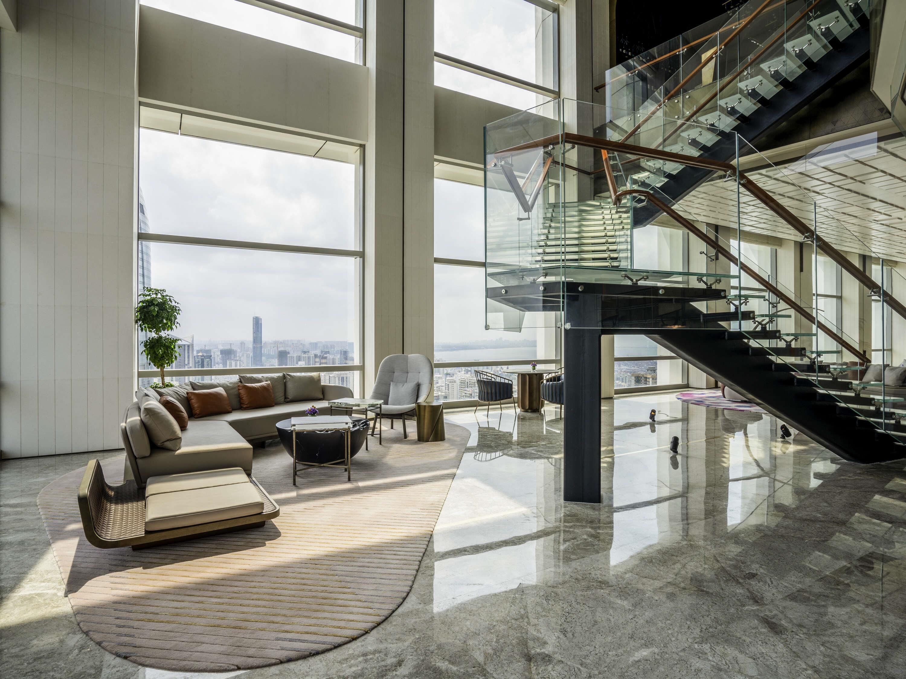 2 Bars/Lounges, Lobby-Lounge
