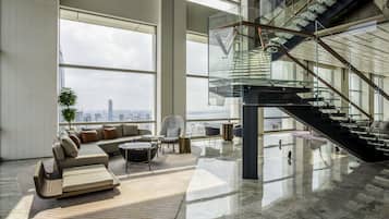2 bars/lounges, lobby lounge
