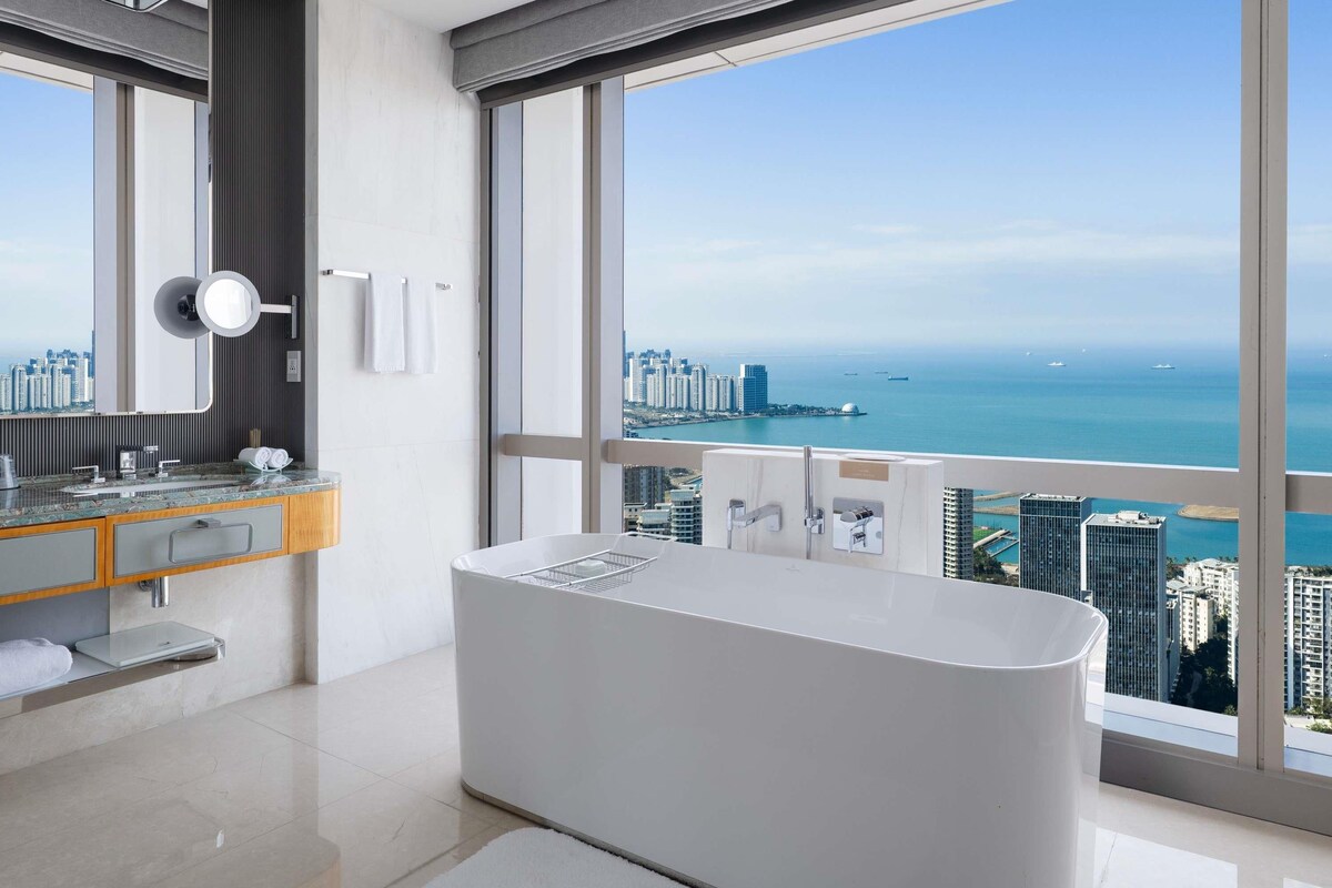 PRESTIGE SUITE, Club Millesime Access,1 King Bed, Ocean View | 羽绒被、迷你吧、客房内保险箱、办公桌