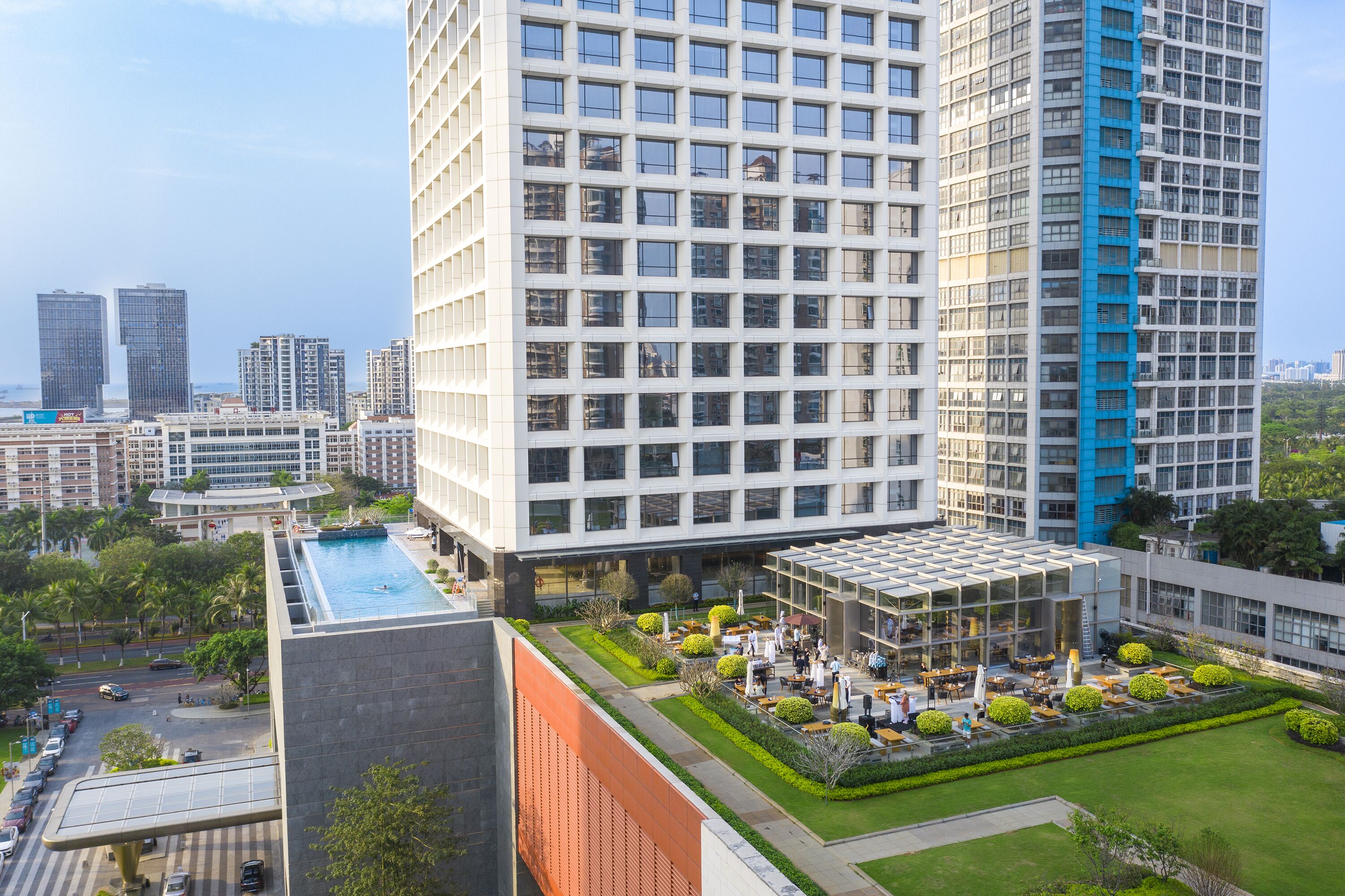 Lunch and dinner served, international cuisine