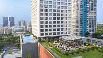 Lunch and dinner served, international cuisine