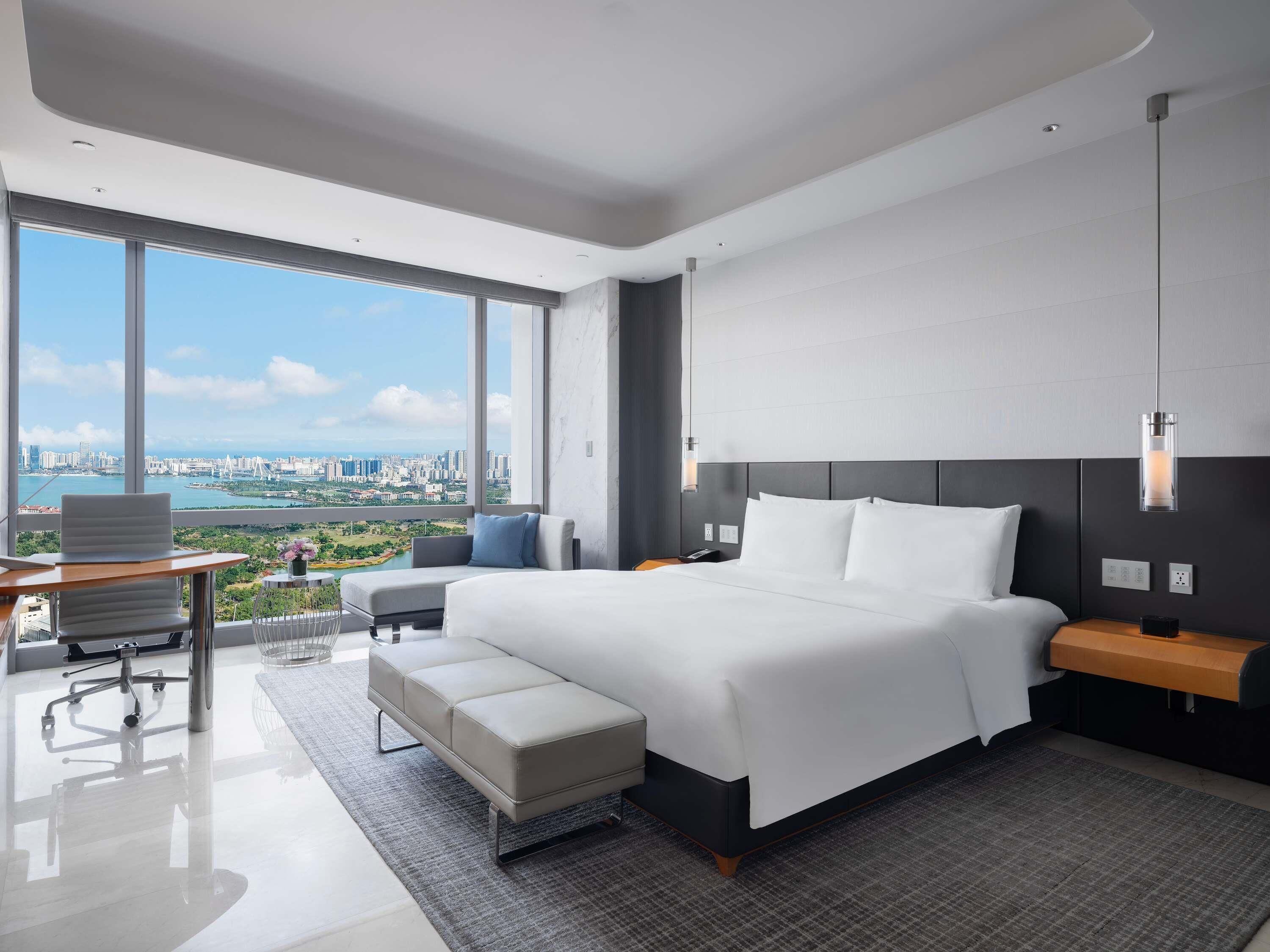 Cubrecamas, minibar, caja de seguridad en la habitación y escritorio 