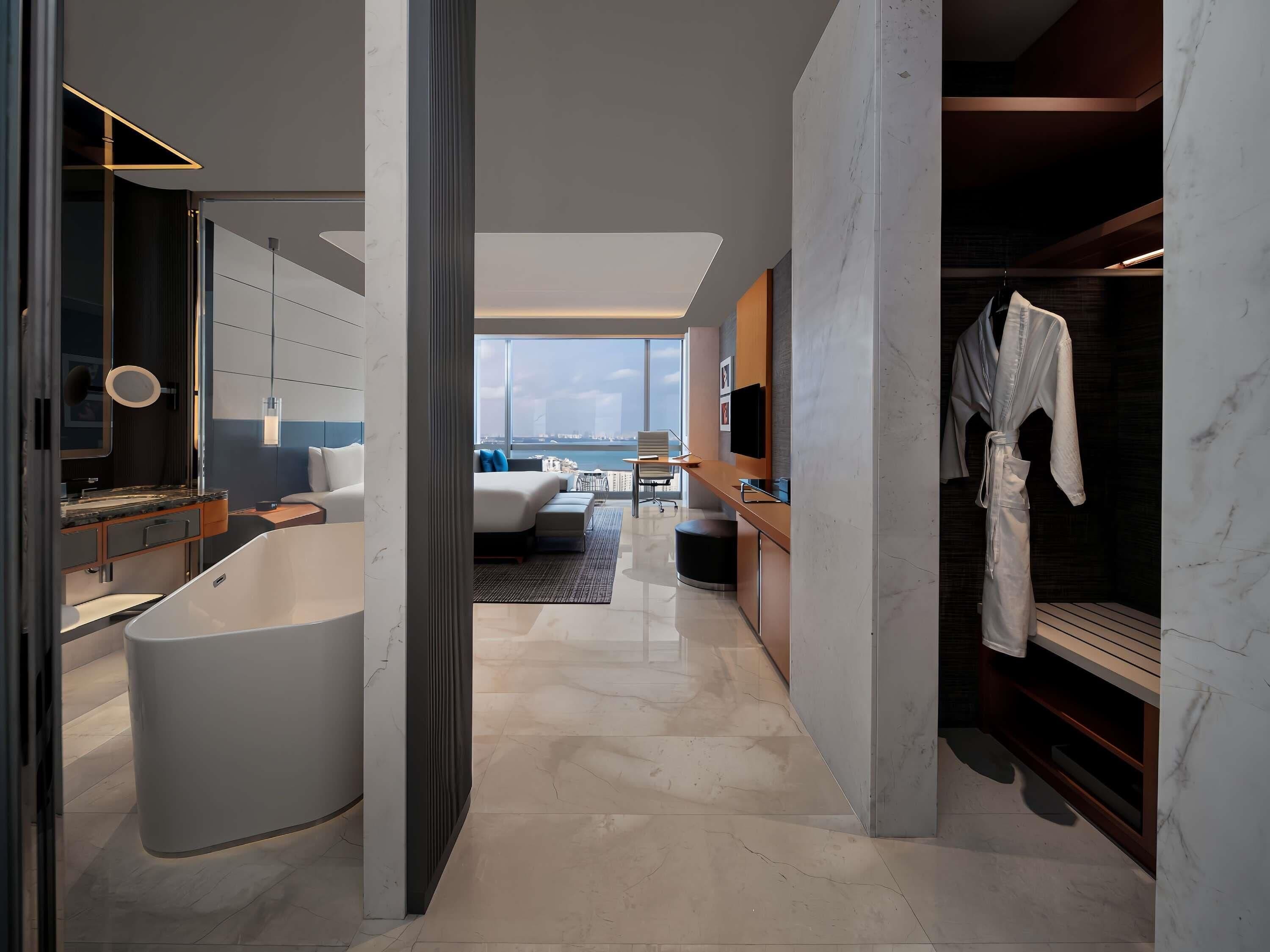 Luxury Room King Ocean View | Down duvets, minibar, in-room safe, desk