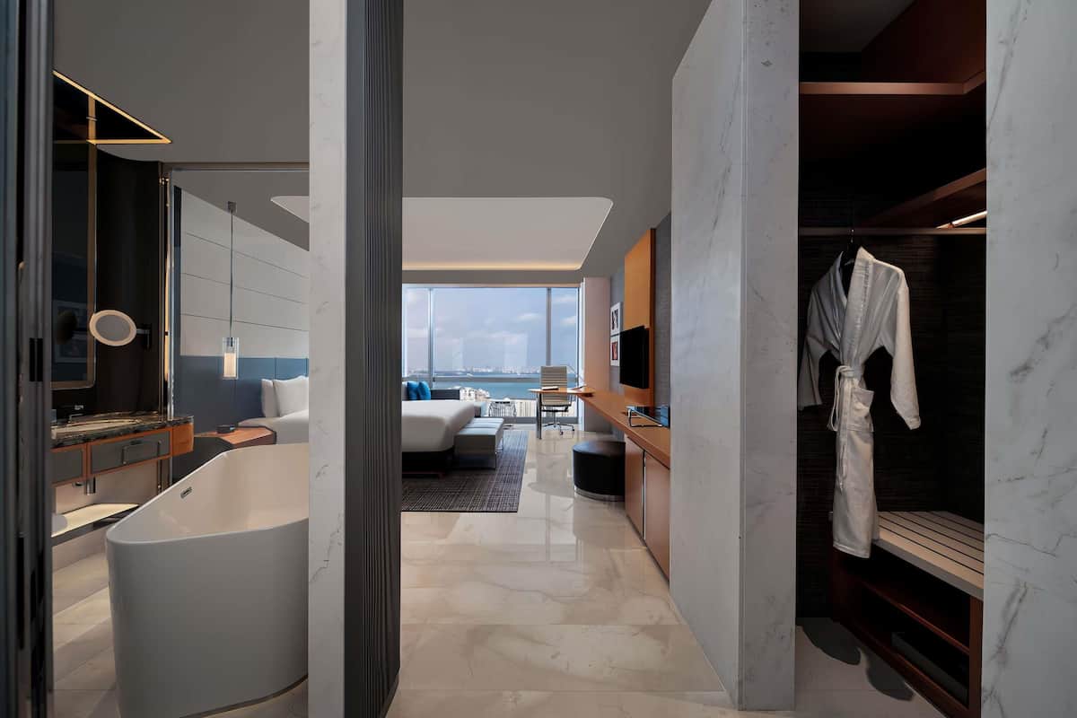 Cubrecamas, minibar, caja de seguridad en la habitación y escritorio