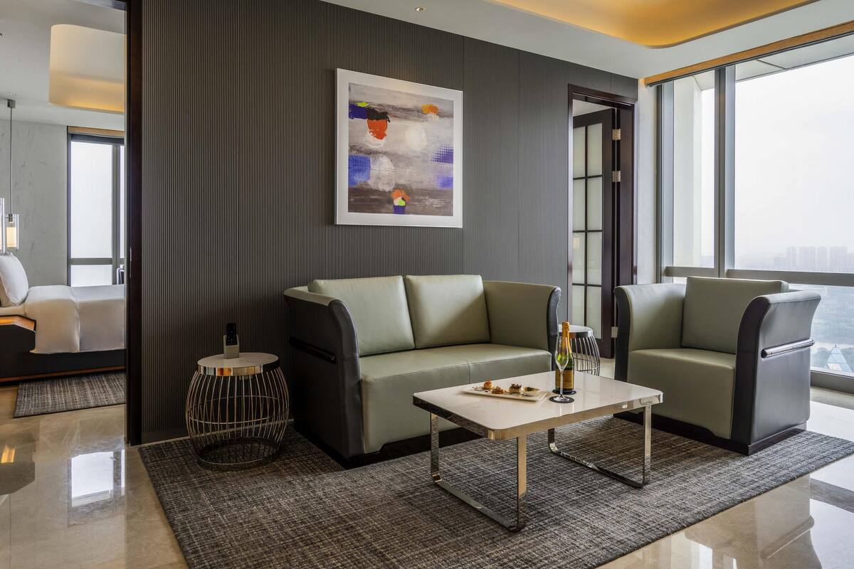 PRESTIGE SUITE, Club Millesime Access,1 King Bed, Ocean View | Edredón, minibar, caja de seguridad en la habitación y escritorio