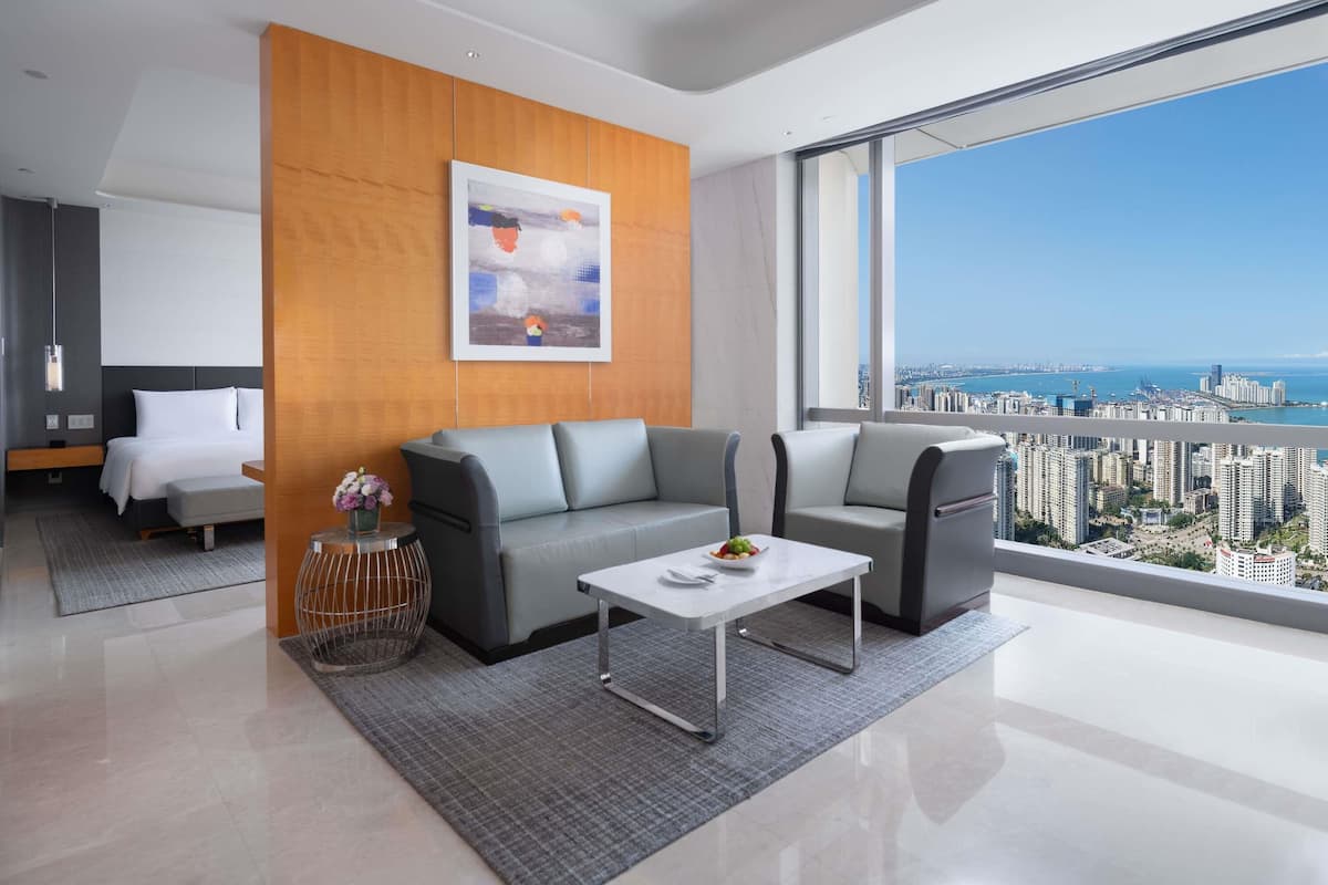JUNIOR SUITE, Club Millesime Access,1 King Bed, Ocean View | Duntäcken, minibar, värdeförvaringsskåp på rummet och skrivbord
