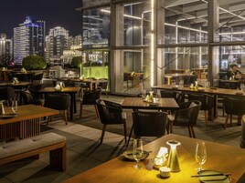 2 bares y 1 salón en el vestíbulo