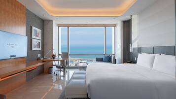 Habitación de lujo, 1 cama Queen size, vista al mar | Edredón, minibar, caja de seguridad en la habitación y escritorio